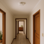 Detector de fumaça instalado no teto de um corredor residencial