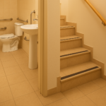 Banheiro e escada residenciais adaptados para prevencao de quedas